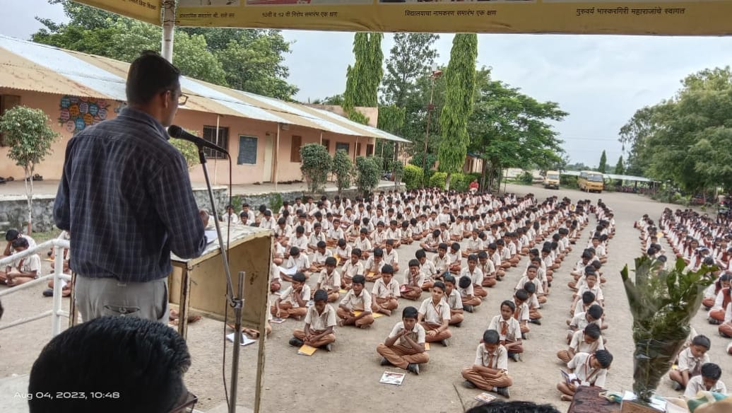 गुरुदास भास्करगिरी महाराज माध्यमिक व उच्च माध्यमिक विद्यालय जळके खुर्द येथे आंतराष्ट्रीय पौष्टिक तृणधान्य वर्षानिमित्त शालेय विद्यार्थ्यांच्या आहारामध्ये पौष्टिक तृणधान्य महत्व याविषयी मार्गदर्शन केले. यावेळी श्री. मनोज सुर्यवंशी मंडळ कृषी अधिकारी सलाबतपुर श्री पाटील साहेब कृषी पर्यवेक्षक सलाबतपुर -१,श्रीमती झिने मॅडम कृषी सहायक जळके खुर्द व विद्यालयाचे प्राचार्य श्री जाधव सर ,सर्व शिक्षक व विद्यार्थी उपस्थित होते.