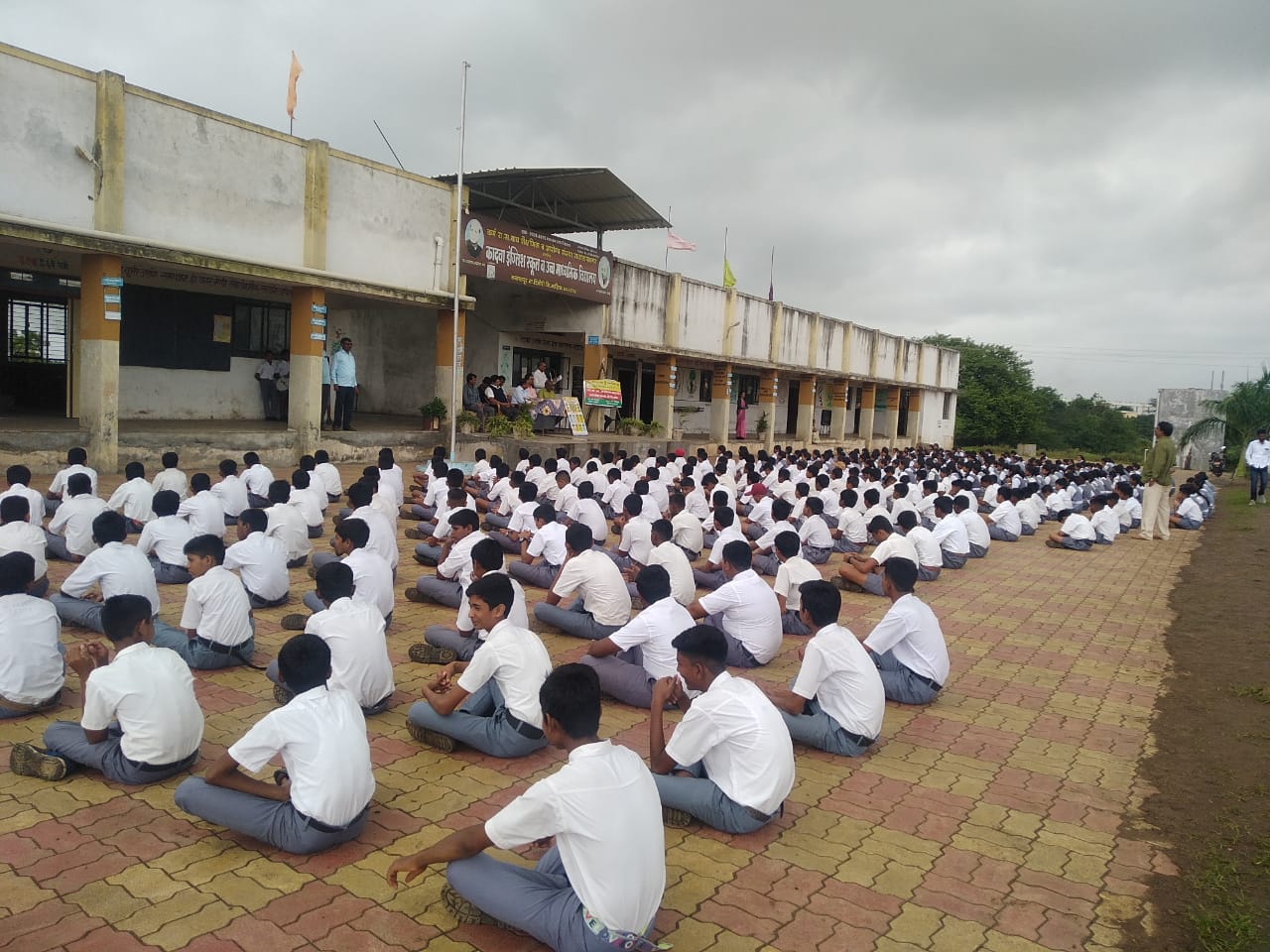 मौजे लखमापूर तालुका दिंडोरी येथे कादवा माध्यमिक व उच्च माध्यमिक शाळेत पौष्टीक तृणधान्य वर्ष 2023 निमित्त शाळेतील विद्यार्थ्यांना मार्गदर्शन केले.व कार्यक्रम आयोजित केला