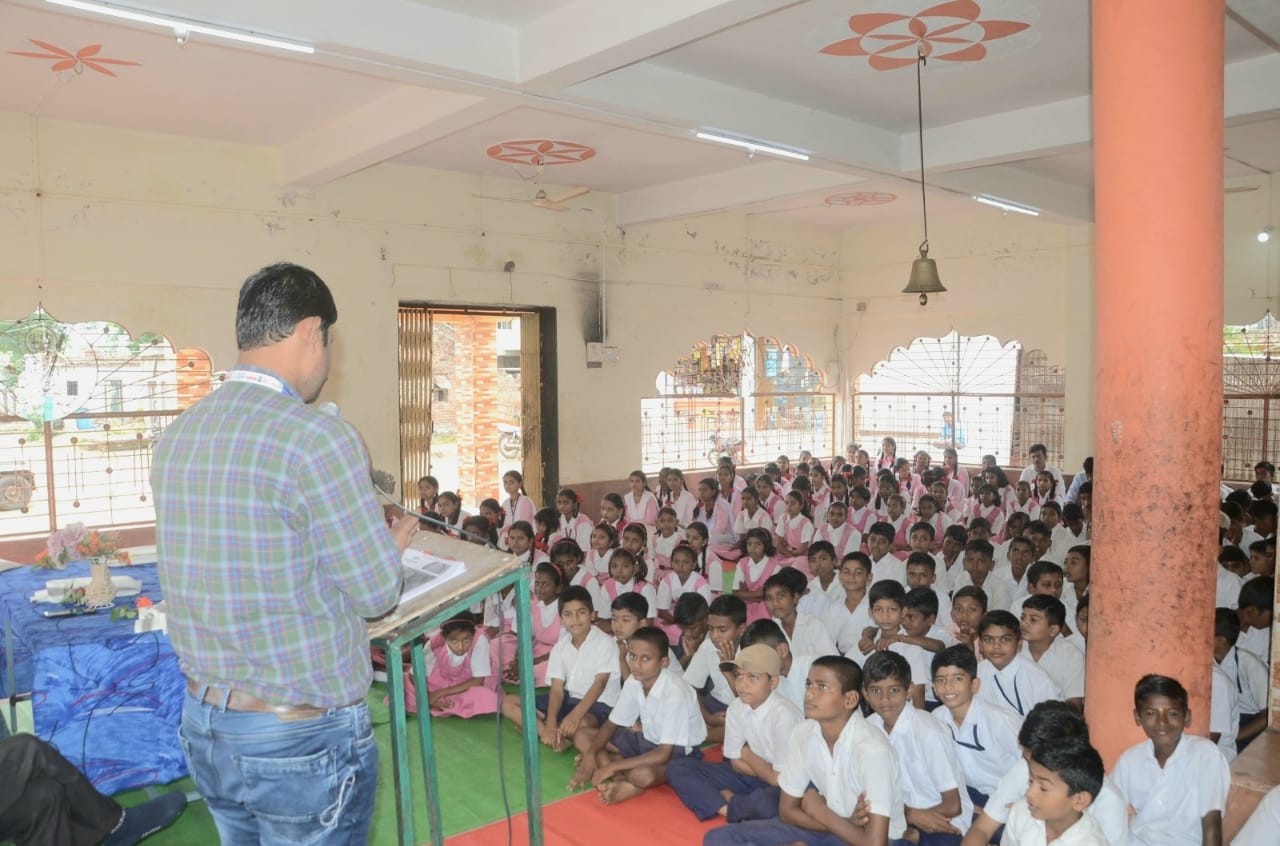 ज्ञानमृत माध्यमिक विद्यालय, रामपूरवाडी, ता राहता जिल्हा -अहमदनगर येथे विद्यार्थ्यांना तृणधान्य (मिलेट) पिकाविषयी जागरुकता,आहारातील महत्व, तृणधान्य पिके इत्यादी विषयी तालुका कृषि अधिकारी राहता श्री आबासाहेब भोरे साहेब यांनी सविस्तर मार्गदर्शन केले