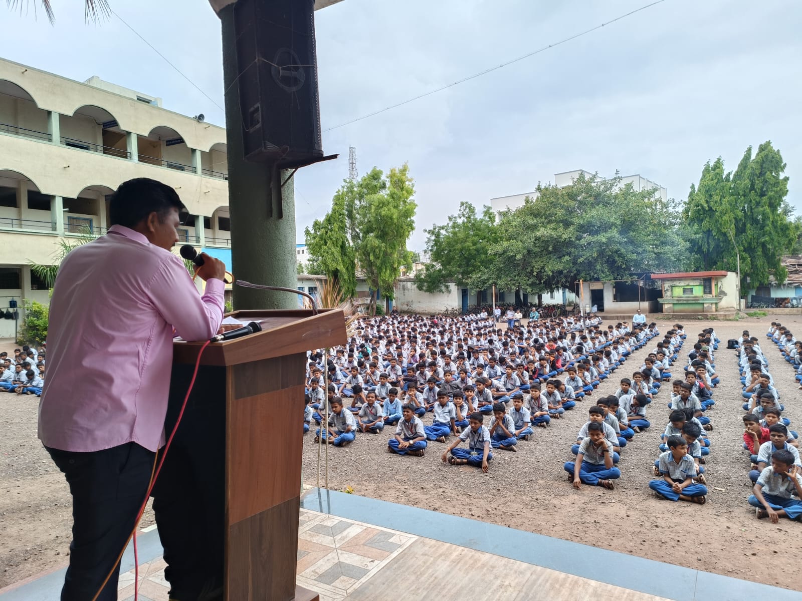 प्रधानमंत्री पोषण शक्ती निर्माण योजना व आंतरराष्ट्रीय पौष्टीक तृणधान्य वर्ष 2023निमित्त 1 ऑगस्ट ते 15 ऑगस्ट 2023 या कालावधीत पोषण पंधरवाडा साजरा करण्यात येत आहे.आज दिनांक 4 ऑगस्ट 2023 रोजी महादजी शिंदे विद्यालय व ज्युनिअर कॉलेज श्रीगोंदा येथे विद्यार्थ्यांना तृणधान्य (मिलेट) पिकाविषयी जागरुकता,आहारातील महत्व, तृणधान्य पिके इत्यादी विषयी तालुका कृषि अधिकारी श्रीगोंदा श्री दिपक सुपेकर साहेब यांनी सविस्तर मार्गदर्शन केले.प्रधानमंत्री पोषण शक्ती निर्माण योजना व आंतरराष्ट्रीय पौष्टीक तृणधान्य वर्ष 2023निमित्त 1 ऑगस्ट ते 15 ऑगस्ट 2023 या कालावधीत पोषण पंधरवाडा साजरा करण्यात येत आहे