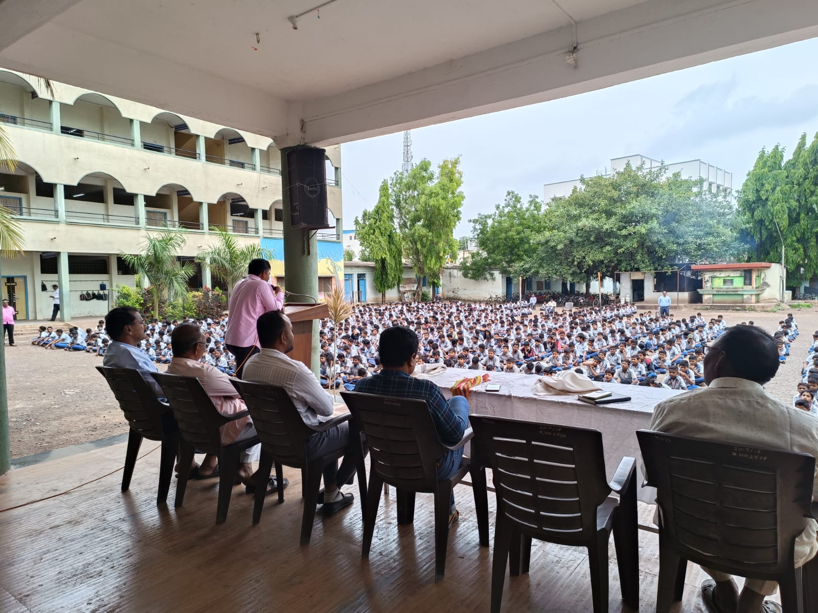 प्रधानमंत्री पोषण शक्ती निर्माण योजना व आंतरराष्ट्रीय पौष्टीक तृणधान्य वर्ष 2023निमित्त 1 ऑगस्ट ते 15 ऑगस्ट 2023 या कालावधीत पोषण पंधरवाडा साजरा करण्यात येत आहे.आज दिनांक 4 ऑगस्ट 2023 रोजी महादजी शिंदे विद्यालय व ज्युनिअर कॉलेज श्रीगोंदा येथे विद्यार्थ्यांना तृणधान्य (मिलेट) पिकाविषयी जागरुकता,आहारातील महत्व, तृणधान्य पिके इत्यादी विषयी तालुका कृषि अधिकारी श्रीगोंदा श्री दिपक सुपेकर साहेब यांनी सविस्तर मार्गदर्शन केले.