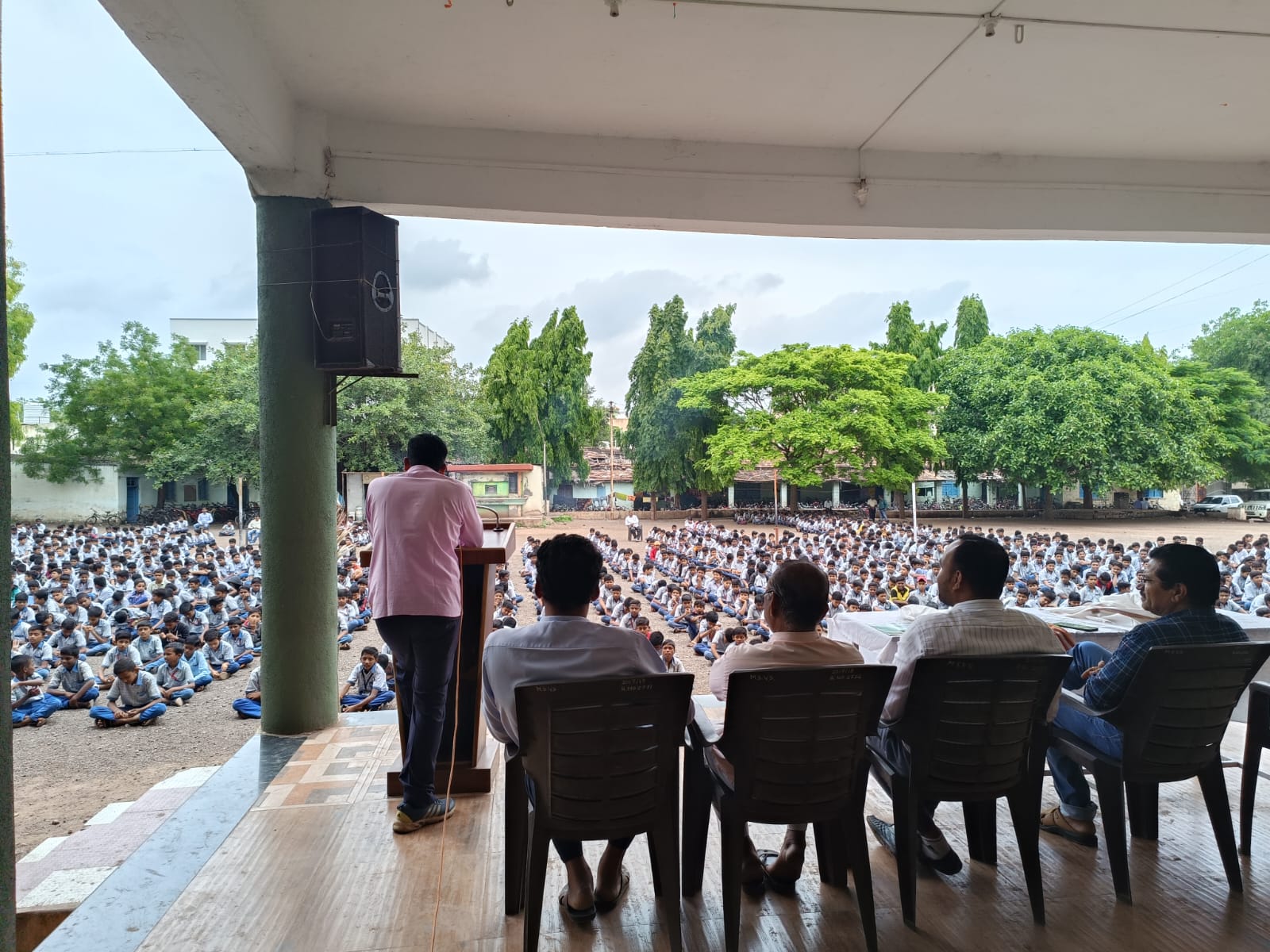 प्रधानमंत्री पोषण शक्ती निर्माण योजना व आंतरराष्ट्रीय पौष्टीक तृणधान्य वर्ष 2023निमित्त 1 ऑगस्ट ते 15 ऑगस्ट 2023 या कालावधीत पोषण पंधरवाडा साजरा करण्यात येत आहे.आज दिनांक 4 ऑगस्ट 2023 रोजी महादजी शिंदे विद्यालय व ज्युनिअर कॉलेज श्रीगोंदा येथे विद्यार्थ्यांना तृणधान्य (मिलेट) पिकाविषयी जागरुकता,आहारातील महत्व, तृणधान्य पिके इत्यादी विषयी तालुका कृषि अधिकारी श्रीगोंदा श्री दिपक सुपेकर साहेब यांनी सविस्तर मार्गदर्शन केले.