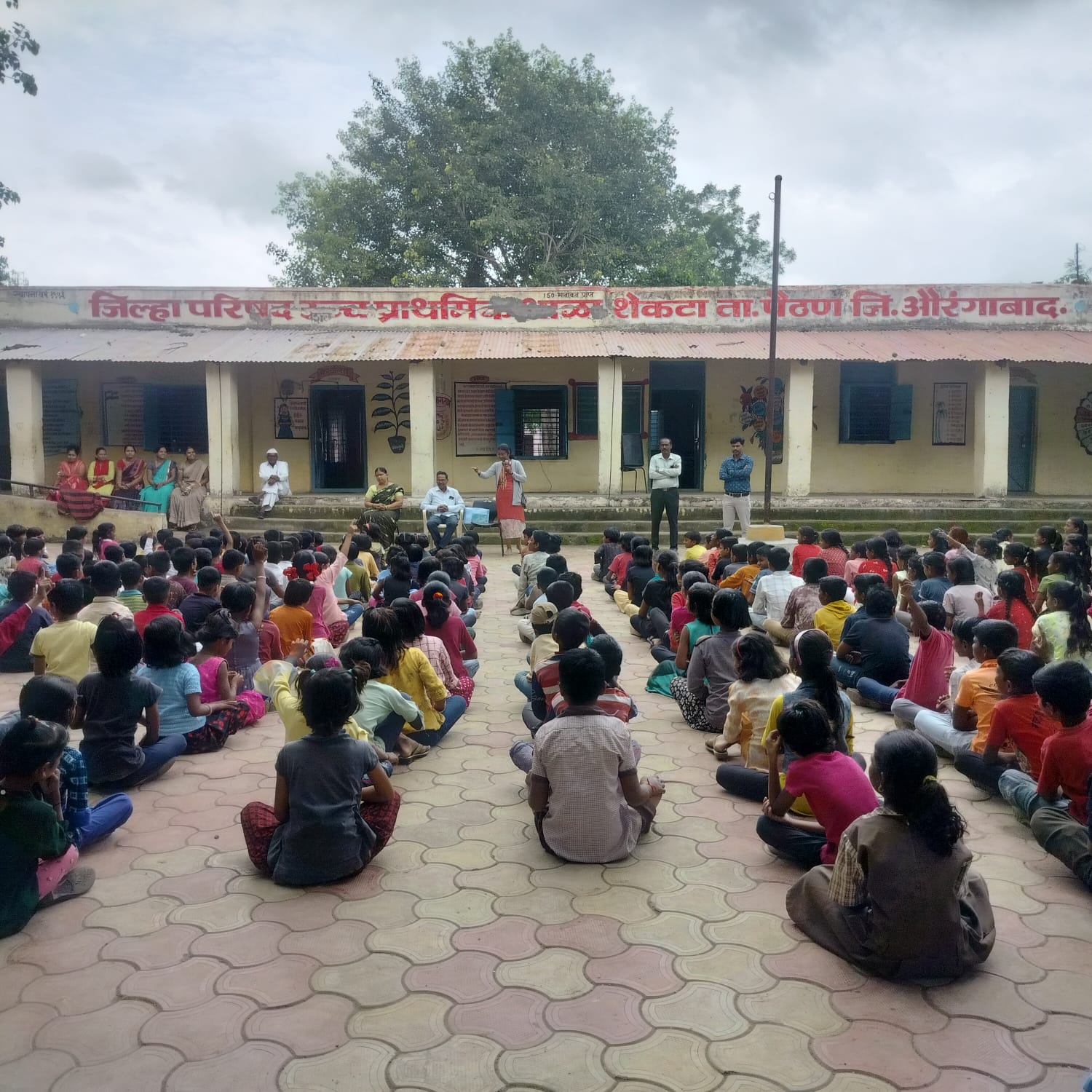 मौजे- शेकटा ता.पैठण जि. औरंगाबाद येथे आंतरराष्ट्रीय पौष्टिक तृणधान्य वर्ष २०२३ निमित्ताने विध्यार्थी पोषण जनजागृती मोहीम तसेच मिलेट ऑफ द मंथ राजगिरा च्या अनुषंगाने विध्यार्थ्यांना पौष्टिक तृनधान्य बाबत आहारातील महत्व याबाबत कृषी विभागामार्फत मार्गदर्शन करण्यात आले. या वेळी उपस्थित श्री. कृषि सहाय्यक, कृषी पर्यवेक्षक, मंडळ कृषी अधिकारी