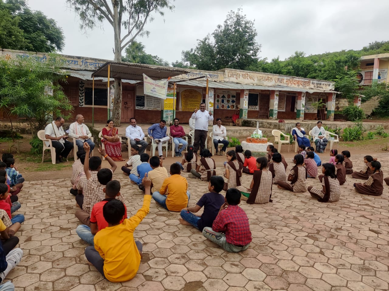 मुर्शिदावाद ता. फुलंब्री जि. औरंगाबाद येथे आंतरराष्ट्रीय पौष्टिक तृणधान्य वर्ष २०२३ निमित्ताने विध्यार्थी पोषण जनजागृती मोहीम तसेच मिलेट ऑफ द मंथ राजगिरा च्या अनुषंगाने विध्यार्थ्यांना पौष्टिक तृनधान्य बाबत आहारातील महत्व याबाबत कृषी विभागामार्फत मार्गदर्शन करण्यात आले. या वेळी उपस्थित कृषी सहाय्यक, कृषी पर्यवेक्षक, मंडळ कृषी अधिकारी, तालुक कृषी अधिकारी