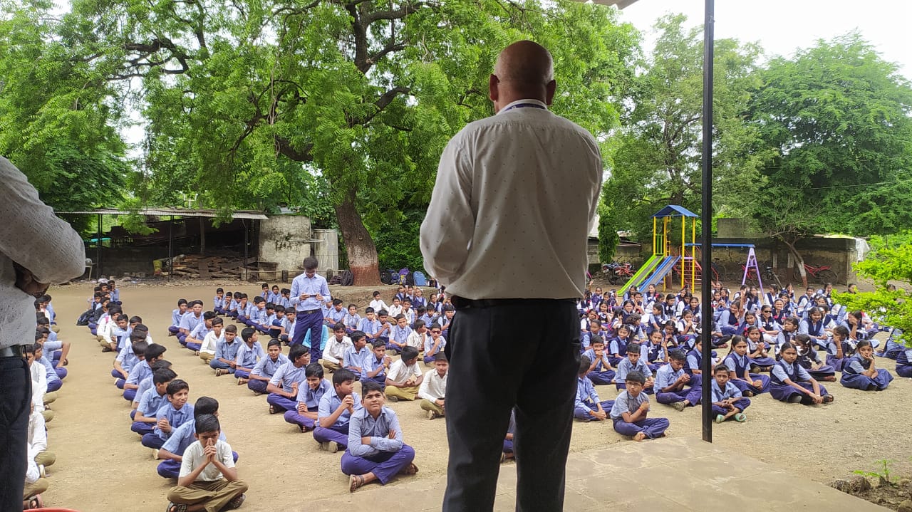 तालुका Bodwad येथे पौष्टिक तृणधान्याचे महत्त्व विद्यार्थ्यांना विशद करताना