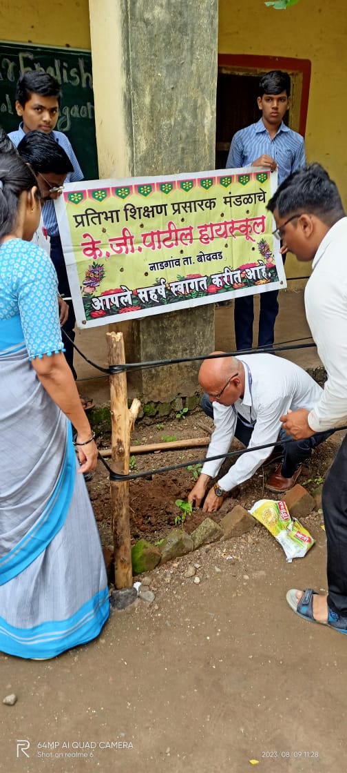 तालुका Bodwad येथे पौष्टिक तृणधान्याचे महत्त्व विद्यार्थ्यांना विशद करताना