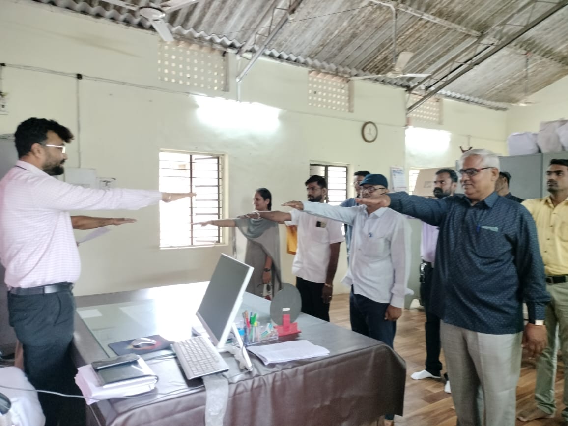 स्वातंत्र्याचा अमृत महोत्सव निमित्त मेरी माटी मेरा देश तसेच आहारात तृणधान्य चा समावेश करण्याची शपथ चाळीसगाव ताकृअ कार्यालय…