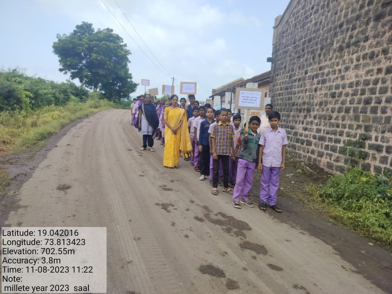 आंतरराष्ट्रीय तृणधान्य वर्ष २०२३ 🌾अंतर्गत प्रभातफेरी कार्यक्रम 👫 जिल्हा परिषद प्राथमिक शाळा, साल ता आंबेगाव येथे कृषी विभाग यांच्या वतीने लहान मुलांच्या आहारात पौष्टिक तृणधान्य यांचे महत्व याबाबत जागृती होण्यासाठी प्रभातफेरी कार्यक्रम आयोजित करण्यात आला. तसेच मुलांना भरड धान्याचे महत्व सांगण्यात आले. याप्रसंगी उपस्थित शिक्षक वृंद, श्रीम अनिता केदारी, कृषी सहाय्यक व विद्यार्थी.