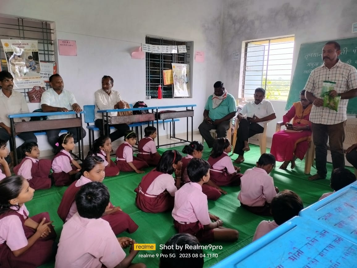 विद्यार्थी पोषण आहार जागरूकता मोहिम अंतर्गत जिल्हा परीषद  प्राथमिक शाळा येथे विद्यार्थ्यांना पोष्टीक तृणधान्य चे महत्व समजाऊन सांगण्यात आले