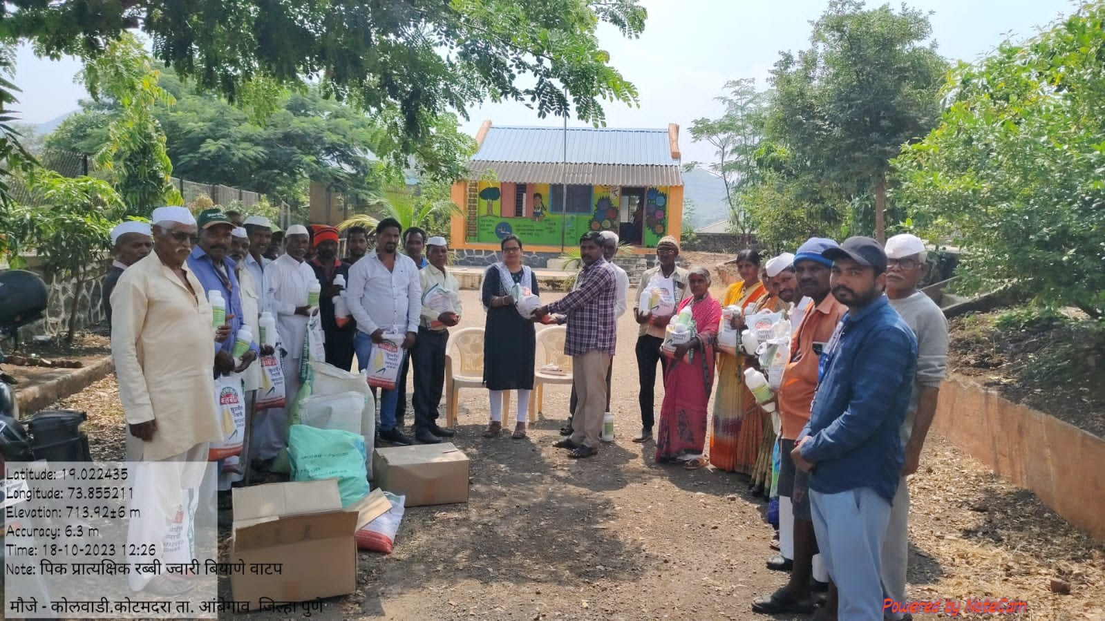 राष्ट्रीय कृषी विकास योजना अंतर्गत महाराष्ट्र पौष्टिक तृणधान्य अभियान मौजे कोळवाडी कोटमदरा ता. आंबेगाव येथे पिक प्रात्यक्षिक अंतर्गत फुले सुचित्रा वाणाचे ज्वारी बियाणे व जैविक निविष्ठा यांचे मा एस जे इंगळे मॅडम, तालुका कृषि अधिकारी, आंबेगाव यांच्या शुभहस्ते शेतकऱ्यांना वाटप करण्यात आले. यावेळी उपस्थित शेतकऱ्यांना जैविक बीजप्रक्रिया प्रात्यक्षिक करुन माहिती देण्यात आली.