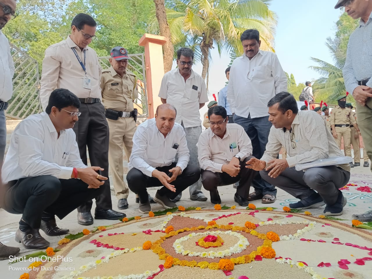 आंतरराष्ट्रीय पौष्टिक तृणधान्य वर्ष २०२३ निमित्ताने तालुका कृषि अधिकारी कन्नड यांचे मार्फत दि.२८/१२/२०२३ रोजी आयोजित प्रचार प्रसिद्धी व जन जागृती कार्यशाळा व रोडशो मध्ये निमित्ताने काढलेल्या तृणधान्य रांगोळीचे पाहणी करताना मा. आमदार श्री. उदयसिंग राजपूतजी, श्री. पी.आर.देशमुख, जिल्हा अधिक्षक कृषि अधिकारी, छत्रपती संभाजीनगर,  श्री. किशोर झाडे, शास्त्रज्ञ, कृषि विज्ञान केंद्र, तालुका कृषि अधिकारी श्री. बाळराजे मुळीक,   उपस्थित अधिकारी, कर्मचारी