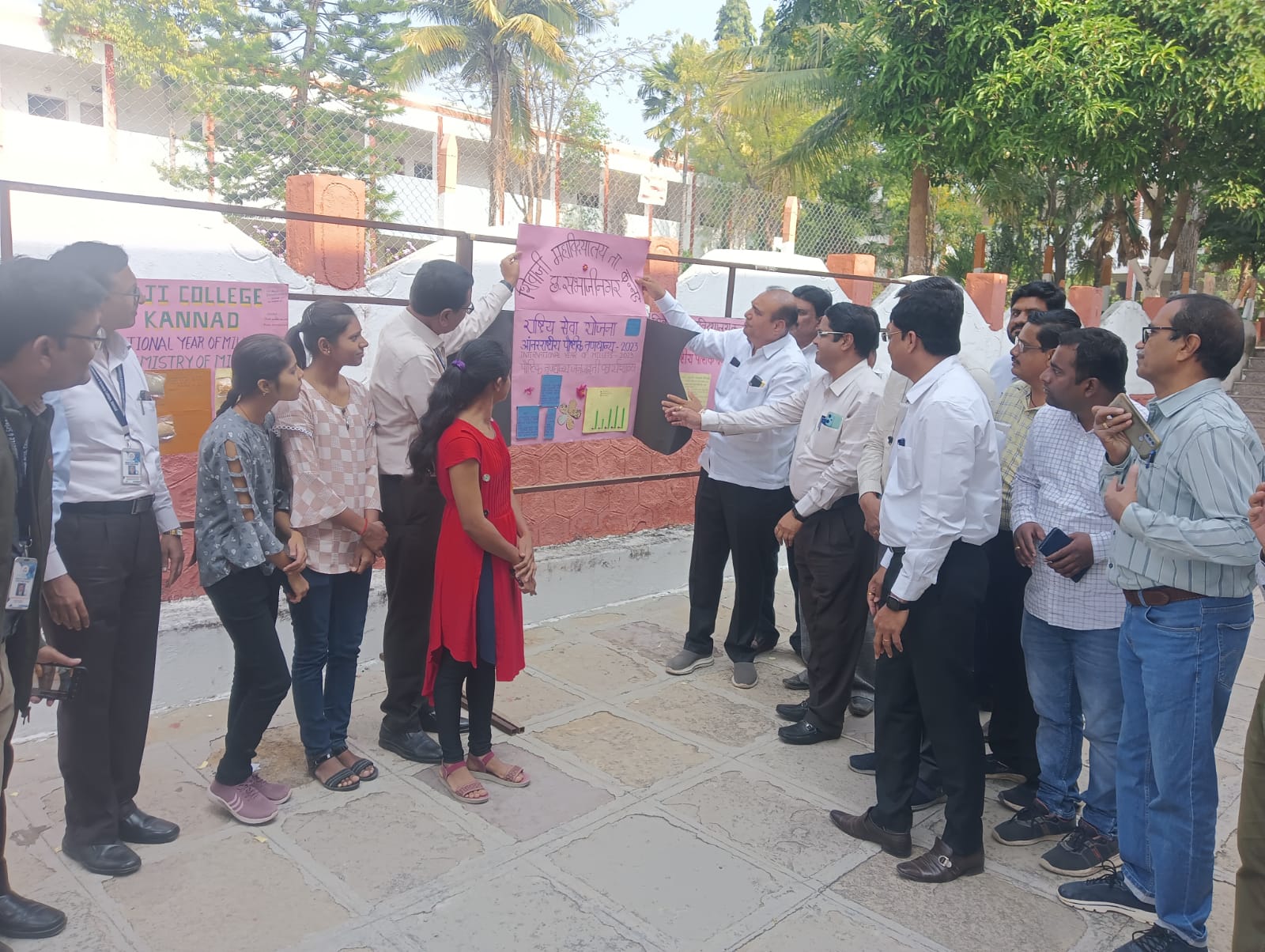 आंतरराष्ट्रीय पौष्टिक तृणधान्य वर्ष २०२३ निमित्ताने तालुका कृषि अधिकारी कन्नड यांचे मार्फत दि.२८/१२/२०२३ रोजी आयोजित प्रचार प्रसिद्धी व जन जागृती कार्यशाळा व रोडशो मध्ये निमित्ताने उपस्थिताना मार्गदर्शन करताना मा. आमदार श्री. उदयसिंग राजपूतजी, श्री. पी.आर.देशमुख, जिल्हा अधिक्षक कृषि अधिकारी, छत्रपती संभाजीनगर, श्री. किशोर झाडे, शास्त्रज्ञ, कृषि विज्ञान केंद्र, तालुका कृषि अधिकारी श्री. बाळराजे मुळीक, उपस्थित अधिकारी, कर्मचारी