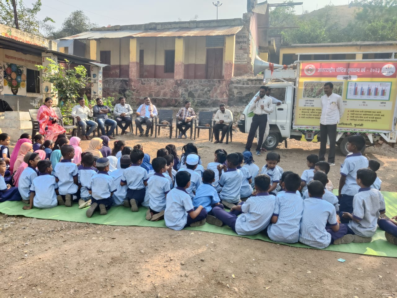 आंतरराष्ट्रीय पौष्टिक तृणधान्य वर्ष २०२३ निमित्ताने तालुका कृषि अधिकारी फुलंब्री यांचे मार्फत दि.२९/१२/२०२३ रोजी आयोजित प्रचार प्रसिद्धी व जन जागृती कार्यशाळा व रोडशो मध्ये मार्गदर्शन करताना श्री. भारत कासार, उपस्थित अधिकारी, कर्मचारी, शिक्षकवृंद, विद्यार्थी